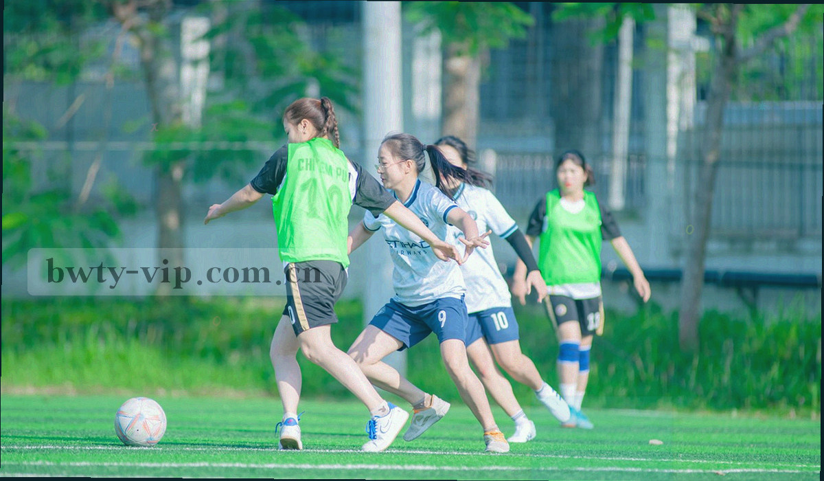 体育馆通道与看台座椅的几何构图，金属灰与冰蓝调，画面无人